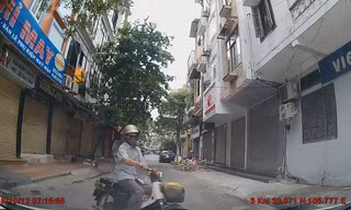 Rẽ trái đột ngột, Honda Cub va chạm với ôtô trong đường hẹp