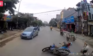 Cái kết cho hai thanh niên khi cố vượt giữa xe tải và xe kéo