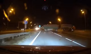 Ôtô con đâm thẳng vào xe tải ở tốc độ hơn 200 km/h