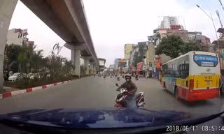 'Ninja' chặn đầu ô tô để sang đường