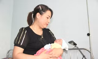 Bé gái sơ sinh bị bỏ rơi đang được chăm sóc tại Trạm Y tế xã Hải Thượng.
