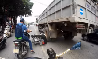 May mắn cứu thoát lái xe máy sau khi ngã ngay trước bánh xe tải