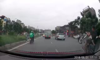 Hai thanh niên xe máy lao thẳng vào xe tải