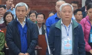Từ trái qua, các bị cáo Đoàn Văn An, Tạ Bá Long tại tòa.