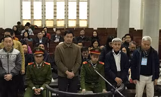 Các bị cáo tại tòa (Long và An bìa phải).