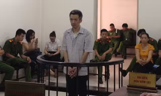Lại Văn Dũng trước vành móng ngựa.