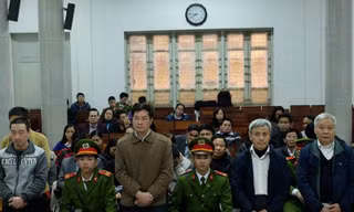 Các bị cáo nghe tòa tuyên án.