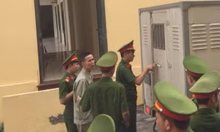Hoàng Minh Tiến được dẫn giải tới tòa.