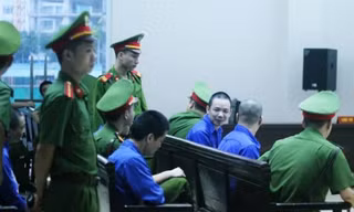 Nguyễn Văn Tình tươi cười tại tòa phúc thẩm.