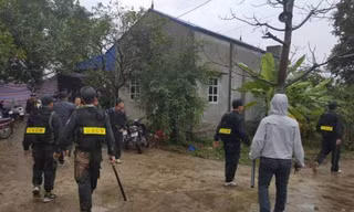 Cảnh sát đột kích sới bạc.