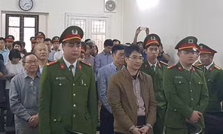 Giagn Kim Đạt (ở giữa) cùng đồng phạm tại tòa sơ thẩm.