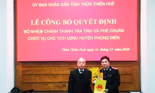 Chủ tịch UBND tỉnh Thừa Thiên Huế Phan Ngọc Thọ trao quyết định bổ nhiệm ông Lương Bảo Toàn giữ chức vụ Chánh Thanh tra tỉnh (bìa phải).