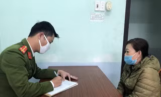 Bà Nguyễn Thị H. tại cơ quan công an.