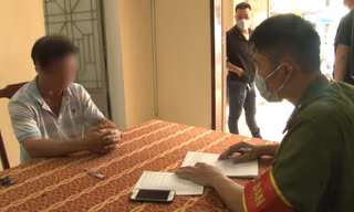 Công an làm việc với người đàn ông đi vệ sinh "bậy" trong công viên ở Huế.