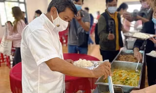 Ông Đoàn Ngọc Hải tỏ ra rất thuần thục trong vai trò của một người phục vụ quán ăn dành cho người nghèo tại Huế. Ảnh: Đình Thành