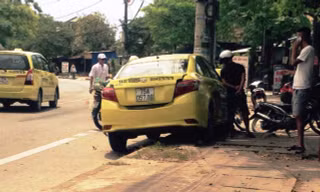 Taxi mất lái leo lên lề, găm thẳng đầu vào trụ điện