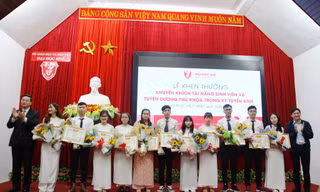 Tuyên dương, khen thưởng thủ khoa kỳ thi tuyển sinh đại học và các gương mặt tài năng sinh viên.
