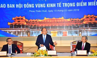 Thủ tướng Nguyễn Xuân Phúc phát biểu chỉ đạo tại Hội nghị giao ban Vùng Kinh tế trọng điểm miền Trung chiều tối 15/2, trước thềm hội nghị “Phát triển du lịch miền Trung và Tây Nguyên” năm 2019 diễn ra ngày 16/2 tại Huế