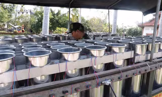 Các dàn pháo hoa mừng Giao thừa Canh Tý 2002 được triển khai tại di tích cầu Ngói Thanh Toàn.