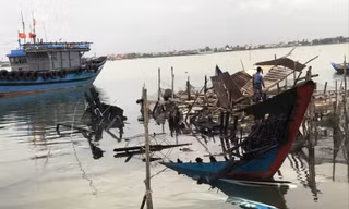Hiện trường chiếc tàu cá bị cháy rụi lúc rạng sáng rồi chìm trong nước. (Ảnh: Nguyên Hà)