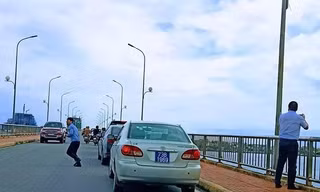 Đoàn xe biển số xanh dừng trên cầu Nhật Lệ 1, tỉnh Quảng Bình vào sáng 29/9; đi trong đoàn xe này có Thứ trưởng Nguyễn Đình Toàn. (ảnh: Vietnamnet)