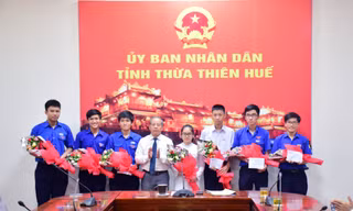 Những học sinh dự thi chọn đội tuyển Olympic Quốc tế trong một lần được Chủ tịch UBND tỉnh TT-Huế tuyên dương, động viên.