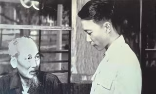 Nhà thơ Tố Hữu đọc thơ cho Bác nghe tại Phủ Chủ tịch.