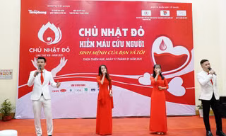 Bất chấp thời tiết bất lợi, Chủ Nhật Đỏ vẫn diễn ra tưng bừng tại Huế.