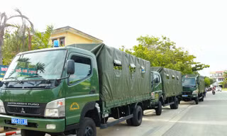 Đoàn xe chuyên dụng thuộc lực lượng CA nối đuôi nhau đón thí sinh vừa thi xong quay trở về đơn vị. Ảnh: B.Châu