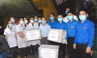 Chủ tịch UBND tỉnh Phan Ngọc Thọ, Bí thư TỈnh Đoàn Trần Gia Công thăm, động viên ĐVTN tình nguyện trên tuyến đầu phòng chống Covid-19