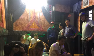 Các nam thanh nữ tú thuê nhà nghỉ "đập đá" bị công an bắt quả tang (ảnh Phong Anh)