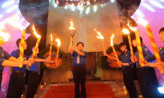 Ngọn đuốc tiếp lửa truyền thống cho thế hệ trẻ cũng đã được thắp lên để nhắc lại truyền thống cách mạng hào hùng.