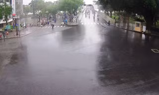Đường phố tại Huế dần vắng người trước "giờ giới nghiêm" ứng phó bão 13. Ảnh: Hue-S