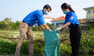 Dọn vệ sinh, thu gom rác thải bảo vệ môi trường xanh, sạch, sáng trong tháng thanh niên tại TT-Huế.