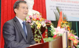 Phó Giám đốc Đại học Huế Trương Quý Tùng cho biết, ông nắm được thông tin nghi vấn gian lận sửa điểm thi qua đọc báo, chứ ĐHSP Huế không hề báo cáo lên từ trước đó
