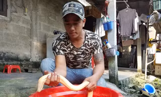 Con lươn này to lớn như cá chình, với màu da trắng rất kỳ lạ và hiếm gặp. Ảnh: Tuấn Đình