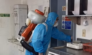Phun hóa chất khử trùng trên tàu biển có 21 thuyền viên người Trung Quốc, 2 thuyền viên Việt Nam. (ảnh: baothuathienhue.vn)