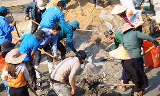 Đoàn viên thanh niên miền núi A Lưới (TT-Huế) tranh thủ ngày nghỉ cuối tuần để tổ chức xây dựng sân chơi cho trẻ em.
