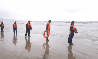 Lực lượng Biên phòng TT-Huế triển khai ứng cứu các thuyền viên gặp nạn trên biển.