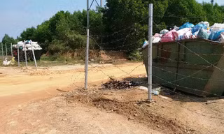 Hàng rào cao tốc 11 nghìn tỷ qua Thừa Thiên Huế bị phá toang để mở đường đi cắt ngang, gây mất an toàn giao thông.
