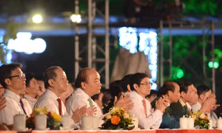 Thủ tướng Nguyễn Xuân Phúc dâng hoa trước tượng đài trước tượng đài Nguyễn Tất Thành ở Trường Chuyên Quốc học Huế