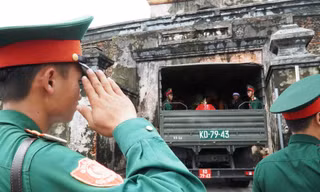 Tang lễ 13 liệt sĩ hy sinh ở Rào Trăng: Đau xé lòng tiễn các anh về đất mẹ
