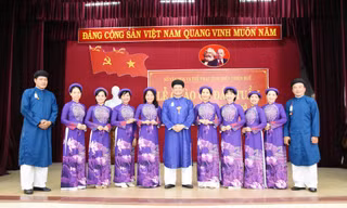 Toàn bộ cán bộ, lãnh đạo, nhân viên khối cơ quan Văn phòng Sở Văn hóa - Thể thao tỉnh TT-Huế đều mặc trang phục áo dài truyền thống đến cơ quan làm việc trong ngày đầu tuần.