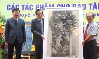 Ông Phan Tiến Dũng (giữa), Giám dốc Sở VH-TT tỉnh TT-Huế, tiếp nhận tác phẩm mỹ thuật có giá trị từ Hội Mỹ thuật Việt Nam