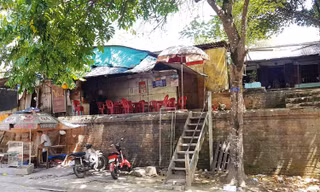 Hàng nghìn hộ dân 'sống bám' lên di tích khiến vùng Thượng thàng (thuộc Kinh thành Huế) trong cảnh nhếch nhác hàng chục năm nay