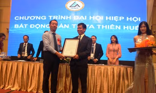 Ông Phan THiên Định (bìa trái) - Phó Chủ tịch UBND tỉnh TT-Huế, trao quyết định thành lập Hiệp hội Bất động sản tỉnh