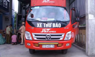 Một trong hai xe chuyên dụng "chuyển phát nhanh thư báo" bị phát hiện chở một lượng lớn hàng hóa không rõ nguồn gốc, xuất xứ