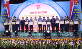 Những đảng viên trẻ xuất sắc được tuyên dương.