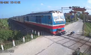 Khoảnh khắc người đàn ông thoát chết trong gang tấc trước đầu tàu hỏa đang lao tới tại Huế. Ảnh cắt từ video