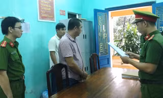 Đọc lệnh khởi tố, bắt tạm giam đối với Nguyễn Phước Quý Tuấn.